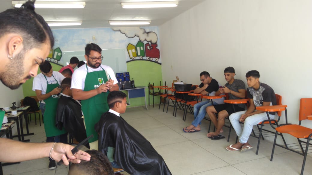 Ação social de corte de cabelo no Projeto Beira da Linha com a Paulista Cursos