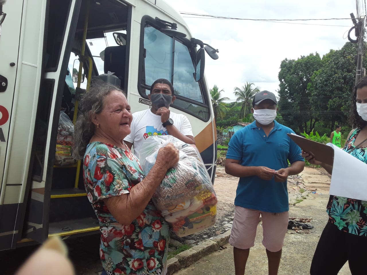 Distribuição de cestas básicas pelo Projeto Beira da Linha